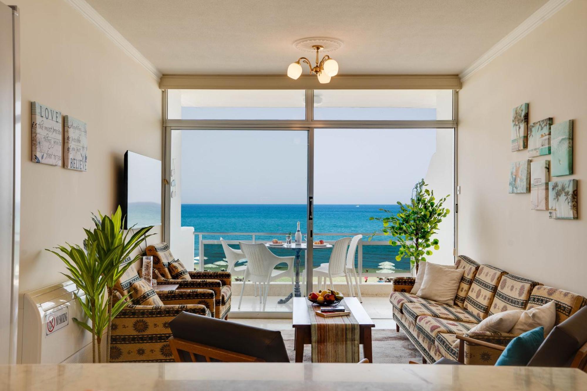 Makenzy Sandy Beachfront Paradise Apartment